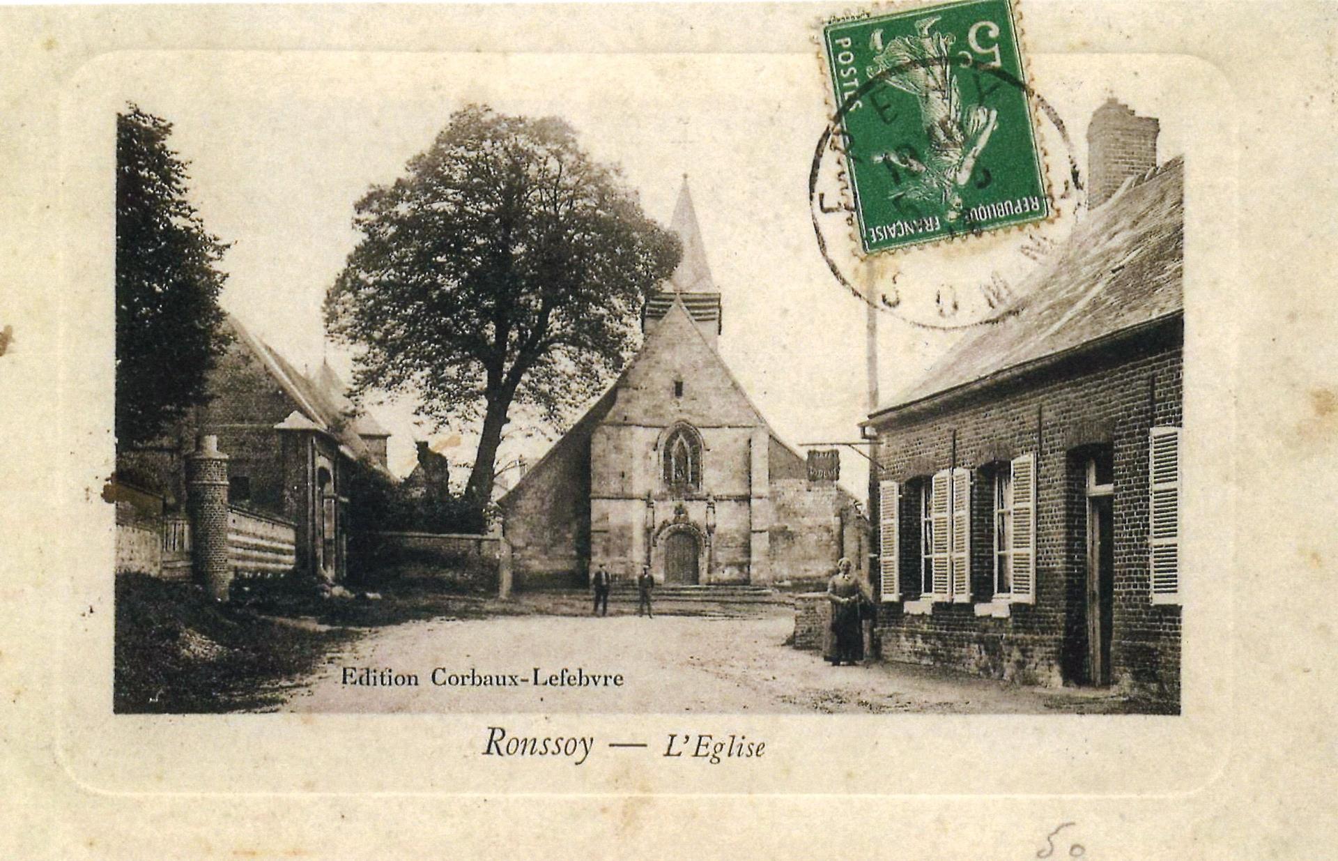 L'ancienne église et l'entrée du château sur la gauche